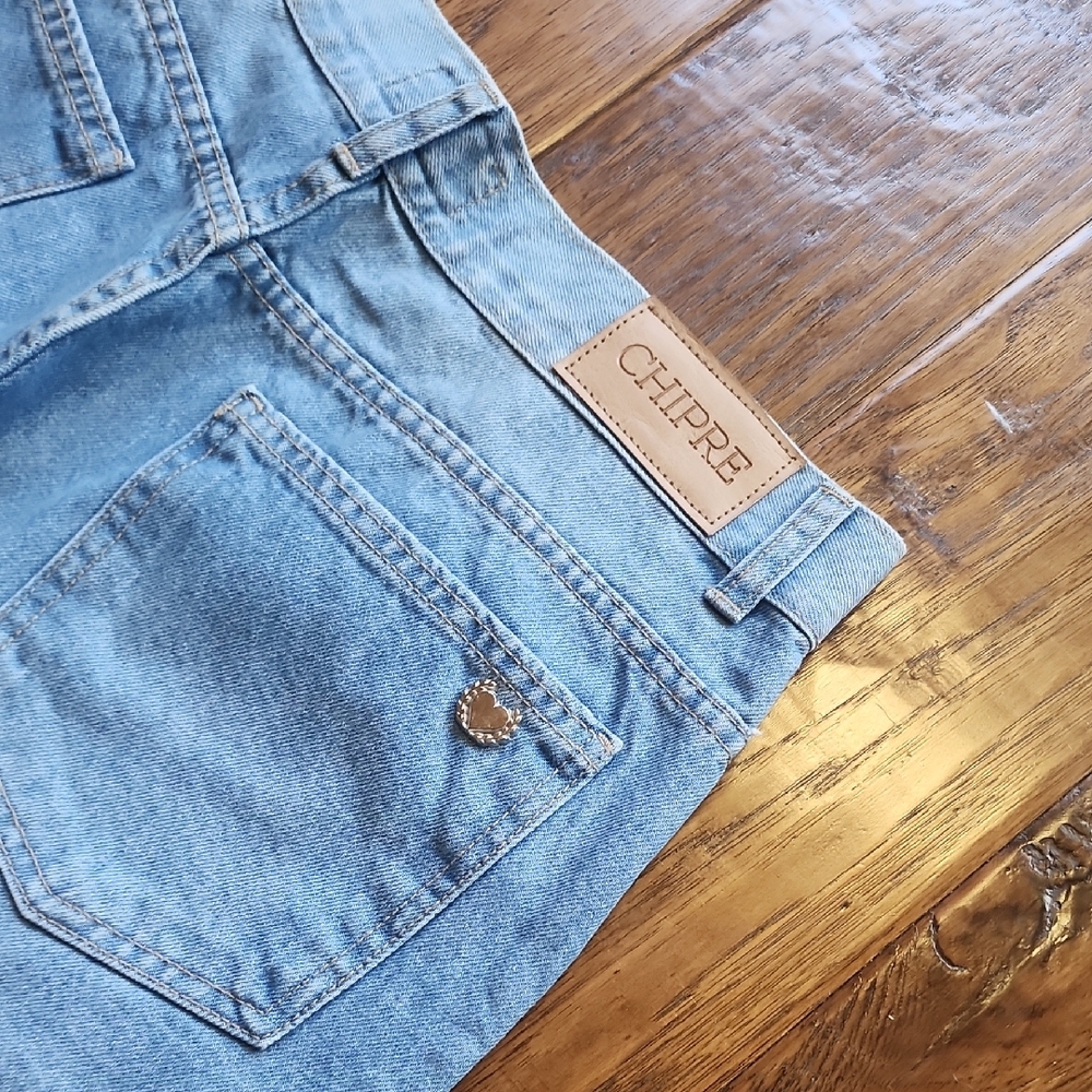 Amy High-Rise Mom Jean Chipre Denim - Picture 6 of 7
